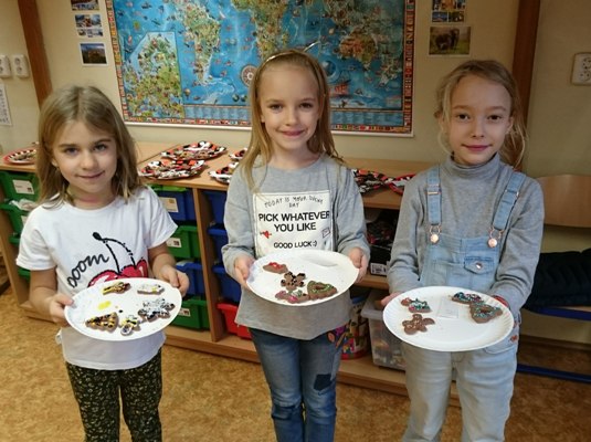 Ilustrační obrázek článku - "Už je to uděláno, už je to hotovo" - zdobení perníčků ve II.B