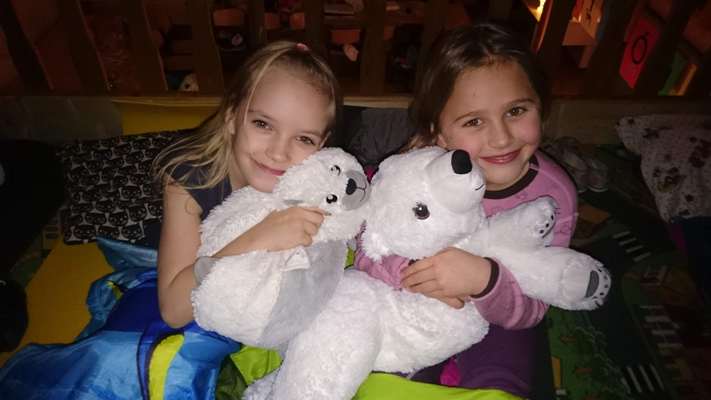 Ilustrační obrázek článku - Přespávání ve škole a netradiční předávání vysvědčení - indiáni ze 2. tříd