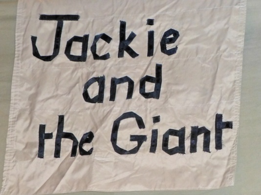 Ilustrační obrázek článku - V PÁTEK 11.10. máme na 8 hodin!!! Akce žáků 3. ročníku – anglické divadlo JACKIE AND THE GIANT